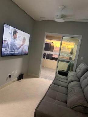 APTO BEIRA MAR - ACONCHEGANTE _ VARANDA GOURMET - WIFI - NETFLIX - TV A CABO - PRAIA GRANDE